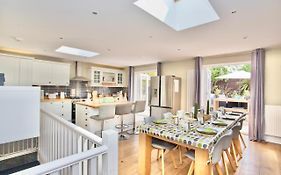 Luxurious Retreat - Hot Tub - Pool Table - Gym - Sauna - Cinema Room - Free Parking - Wifi - Close To Beach